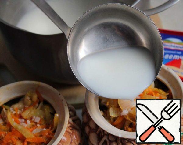 Bring the broth to a boil again and add the cheese, stir until completely dissolved, let it boil a little and fill the pots. Then we send them to the oven for 15-20 minutes.