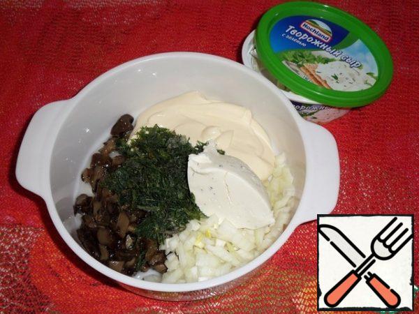 Put chopped onions, fried mushrooms, chopped herbs, mayonnaise and curd cheese with herbs in a cup.