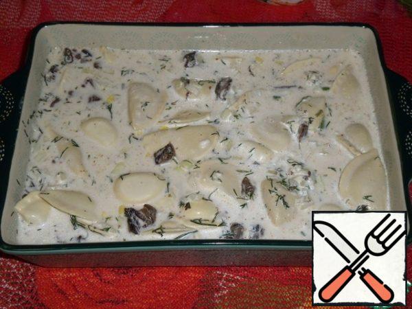 Add the prepared sauce to the form with dumplings.