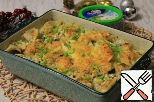 Serve the dish by adding herbs.

