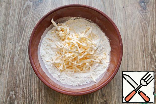 Prepare all the ingredients you need. Choose prunes and dried apricots sweet and they should open well, opening the inner emptiness. Sift flour, icing sugar into a bowl and grate cold butter on a coarse grater.