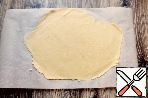 Roll the dough between two sheets of baking paper or two pieces of plastic wrap. No more than 3 millimeters thick.

