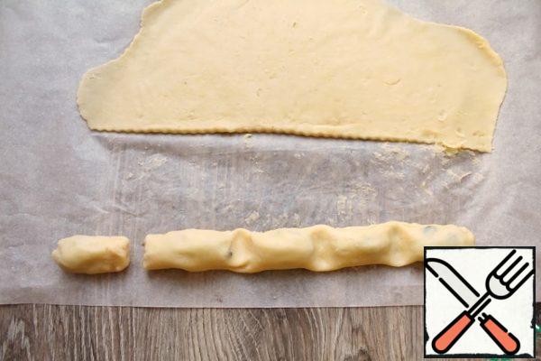 
Cover the prunes and dried apricots with the dough, cut off the excess and hold the edges and sides together. Press the dough between the dried fruits, then cut into cookies. Roll out the dough pieces again and finish the cookies.