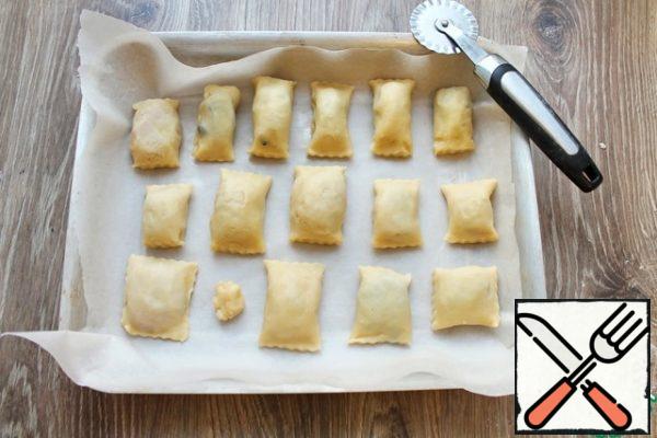 Line a baking sheet with baking paper and spread out the cookies.