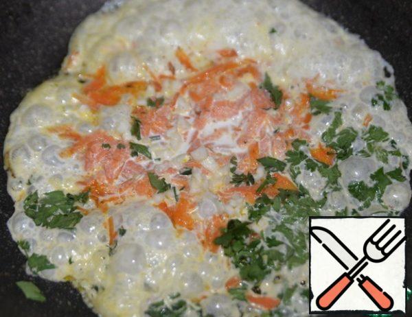 Add some salt and chopped parsley.
Add the processed cheese. I have with mushrooms. It suits your taste very well here.
