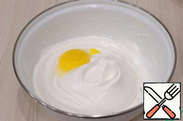 
Add egg whites (3 pcs.) To a bowl. Beat the whites until light foam, then in portions, in 2-3 doses, add the total amount of sugar (90 gr.). Then beat the whites until firm peaks. Then, without ceasing to beat, add 3 egg yolks one by one.
