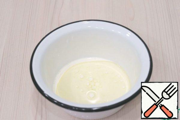 Add vegetable oil (30 g) and milk (40 g) to a separate bowl. Stir the mixture.