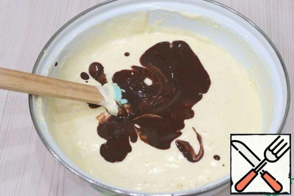 
Then add the mixture with cocoa to the biscuit dough. Knead the biscuit dough again.