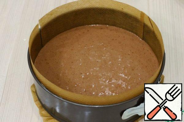 
Line a detachable baking dish with parchment, add the biscuit dough prepared for baking. The size of the mold is 20 cm. Hit the mold several times against the table surface to remove air bubbles.