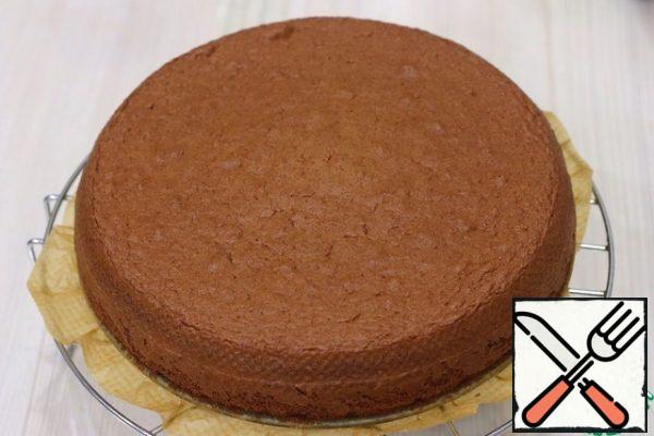 Send the form with the biscuit dough to the oven, bake the biscuit until tender. Check the readiness of the biscuit for a dry torch. Then remove the biscuit cake from the mold, cool to room temperature, then wrap with cling film and refrigerate overnight.