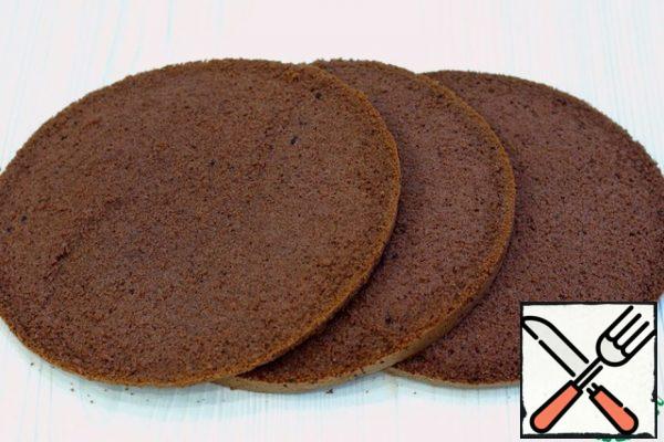 Then cut the biscuit base into 2-3 cakes.