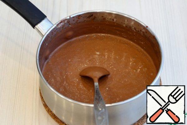 
For the cream:
Place the cream (350 ml) over medium heat and bring to a boil. Do not boil! Remove from heat. Then add chocolate (150 gr.). Melt the chocolate in the hot cream. Stir the mixture with a culinary spatula until smooth, you can beat with a mixer.