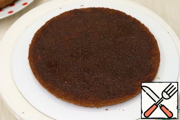The recipe used a ready-made coffee soak for cakes and pastries. If you don't have it, you can brew strong coffee, add sugar, rum or brandy. Impregnate each crust while assembling the cake.
