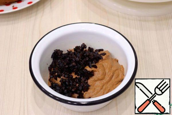 
Divide the cream into two parts, add prunes cut into small pieces into one. Stir the cream.