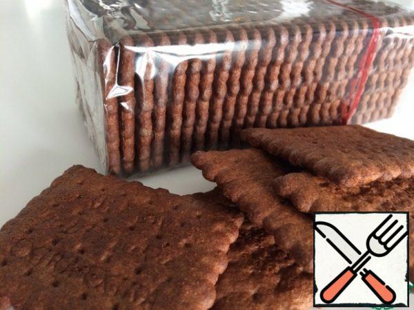 To make dessert, we need a pack of any dark biscuits. Grind it together with nuts in a meat grinder.