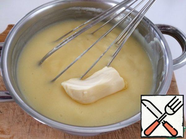 
The cream boiled, removed from the heat and immediately add butter to the hot. Let it cool slightly. It usually cools down to 40-45 degrees.