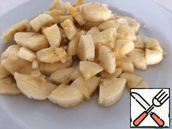 
Cut the banana into cubes or half rings.