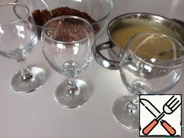 Prepare containers for dessert. Looks very nice in glasses with legs. I have 125 ml glasses and tea cups, for a total of 8 glasses / cups from this amount of ingredients.