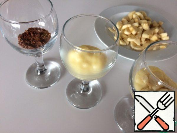 Fill our containers with even layers: sandy-nut crumbs, cream, lay a banana and so on to the end. The last layer is crumb, because the cream tends to dry out.