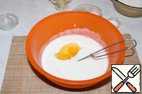 
Add sugar, salt and eggs to kefir at room temperature. Mix well.
