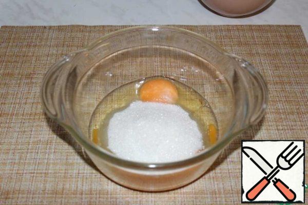 Beat sugar and eggs with a whisk.