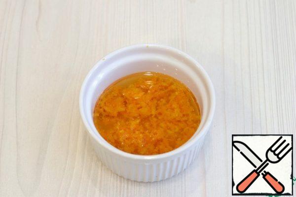 
Remove the zest from the orange, squeeze the juice (30 ml.). Add orange juice, orange zest (2 tablespoons) to the bowl, add vegetable oil (30 ml.). Stir the mixture.