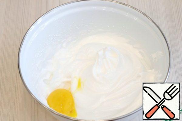 
Then add 3 egg yolks one at a time, whisking the protein mass continuously.