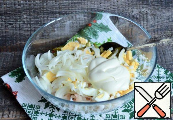 Drain the marinade from the onion, drain, and add the onion and mayonnaise to the salad bowl.
If desired, add salt.