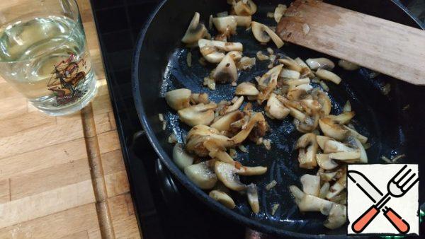 Add the mushrooms, pour in the olive oil and fry, stirring for 5 minutes.