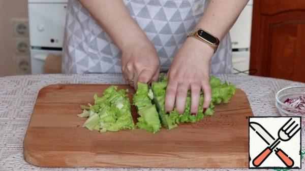 Cut the lettuce leaves. Of course, they say that it is better to tear the salad with your hands, but to be honest, I do not see much difference and therefore I cut it with a knife. But this is purely my opinion.