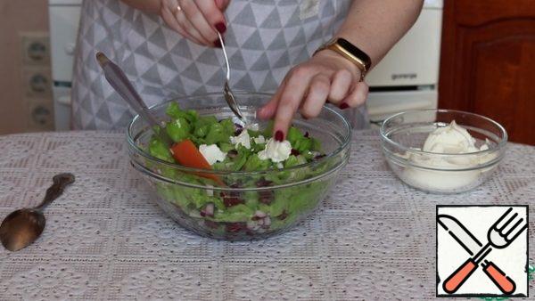 We put the curd cheese in a salad bowl in neat small pieces.