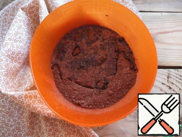 Heat the milk over low heat, to about 40-45 degrees.
Pour half of the warmed milk into the cocoa-sugar mixture and mix.