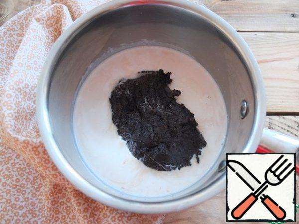 It turns out quite a thick mass.
Return the saucepan with milk to the stove, for a small heat.
Put the mass in the milk and mix thoroughly until completely dissolved.