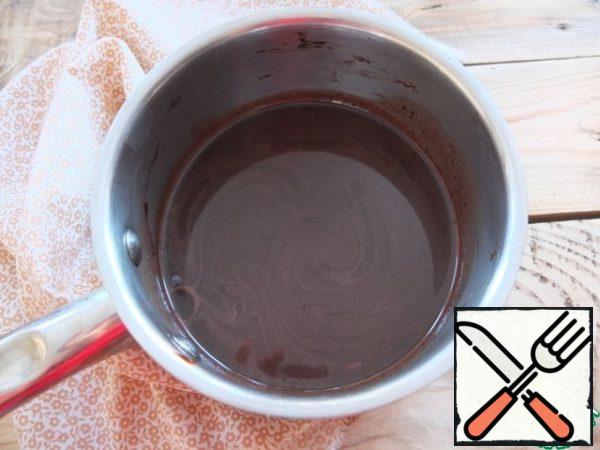 Stirring, cook for 2-3 minutes.
Add the oil, stir until the oil dissolves on minimal heat.
After the oil dissolves and the mass becomes glossy, boil the mixture for another 2-3 minutes and remove from the heat.