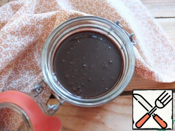 Pour the still warm mixture into a container with a lid.
In principle, in this form, the pasta can already be served to the table, for example, to pancakes or pancakes, it will be warm to the consistency of the sauce.
