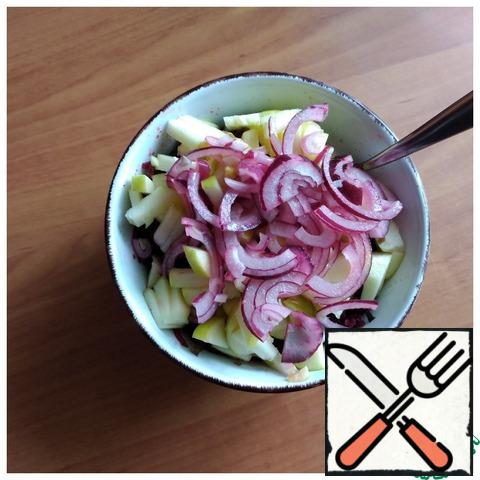 We cut out the middle of the apple and cut it into arbitrarily small pieces., send it to the salad bowl. So that it does not darken, I immediately put pickled red onions in wine vinegar on it.