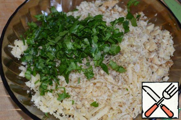 Prepare the filling: chop the nuts and parsley, grate the cheese, pass the garlic through the press. Add salt and pepper to taste, mix well.