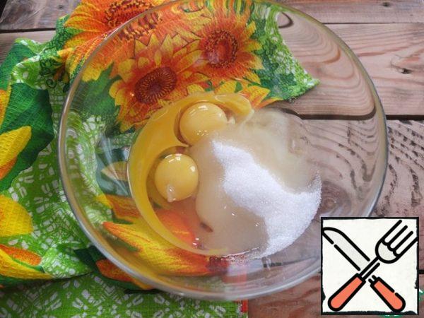 The pie is prepared quickly, so immediately preheat the oven to 180 degrees.
Carefully remove the zest from the lemon, only the colored part. Squeeze the lemon juice.
Beat eggs, sugar and vanilla sugar until fluffy foam.