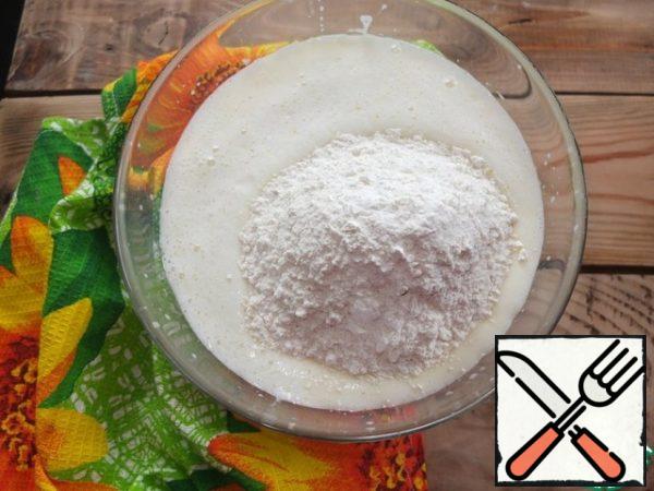 At the lowest speed of the mixer, mix the sifted flour, baking powder and soda.