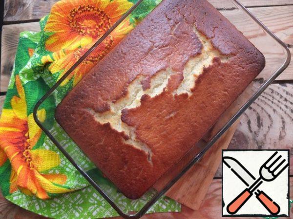 Here is such a handsome man with cracks turns out!
Before serving, cool, sliced can be powdered with powdered sugar.