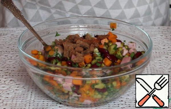 Mix all the chopped ingredients: carrots, ham, beans, peas, herbs, pickled cucumbers. Add some crackers.