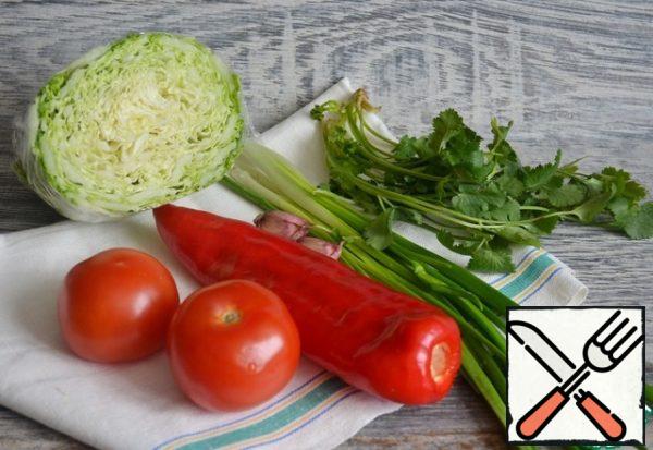 Wash and dry the vegetables and herbs.
Prepare a deep salad bowl ( 2.5-3 liters.), it is more convenient to spread the salad for serving.