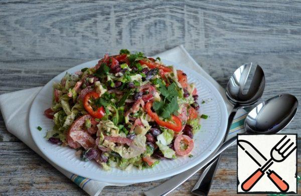 To serve, cover the salad bowl with a dish, carefully turn it over.
Garnish with chopped green onions, coriander and ground pepper.