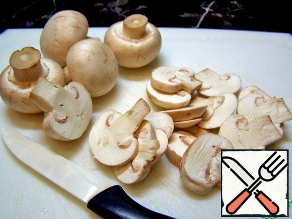 The composition of the salad includes raw mushrooms. It is necessary to choose young mushrooms of small size. They are simply wiped with a napkin and cut into thin plates. Unfortunately, my husband strongly objected to raw mushrooms, so I lightly fried them for 1-2 minutes. Decide for yourself: fry the mushrooms or not. Looking ahead, I can say that with raw mushrooms, the salad turns out more crispy, and with fried mushrooms, the mushroom taste and aroma are more pronounced.