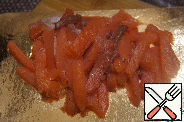 Cut the salmon from the skin, carefully remove all the bones. cut into cubes.