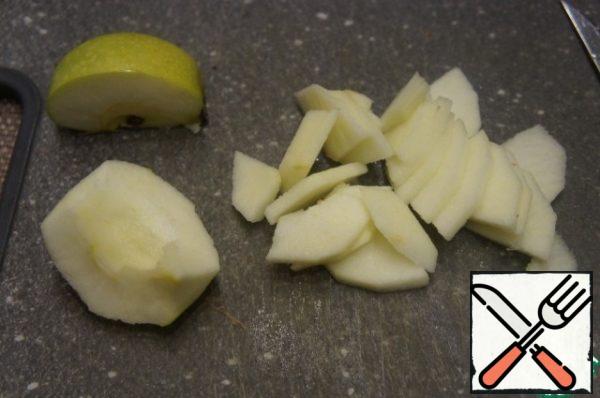 Peel the apple from the skin and seed pods, cut into strips, sprinkle with 1 tbsp. l. lemon juice and mix gently.