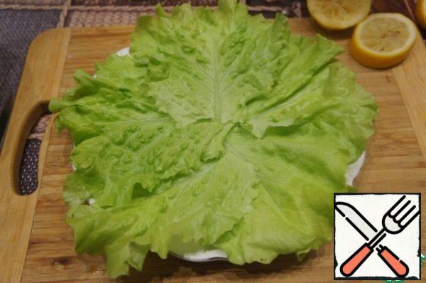 Line a flat plate with lettuce leaves.