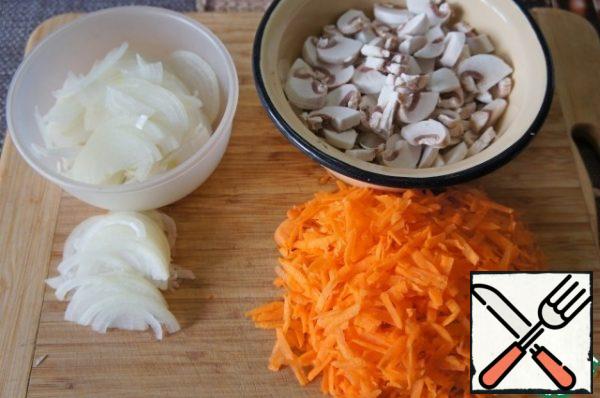 Cut 2 medium onions into half rings. Chop the mushrooms. Coarsely grate the carrots.