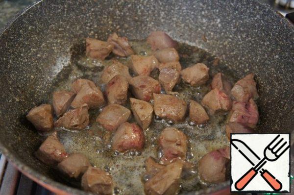 In a frying pan, melt the butter, then add the vegetable oil. Fry the liver (but leave 4-5 pieces for garnish).