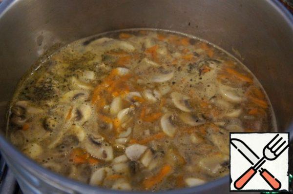 Put the mixture of liver, vegetables and mushrooms in the broth and cook for 20 minutes.
Then beat the products with an immersion blender and cook for a couple of minutes.